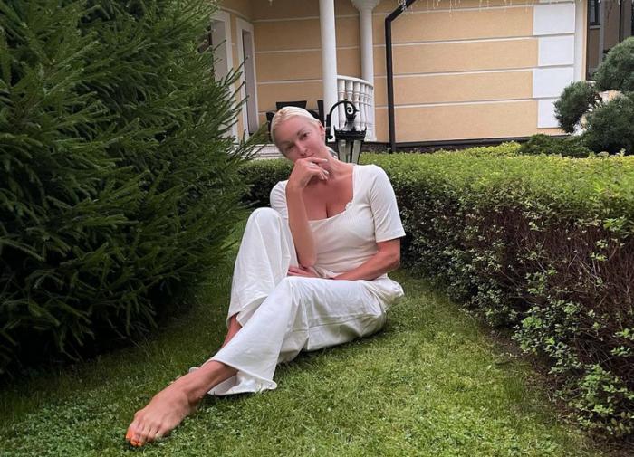 "Писаю под ёлочку": Волочкова запустила "туалетный" флешмоб