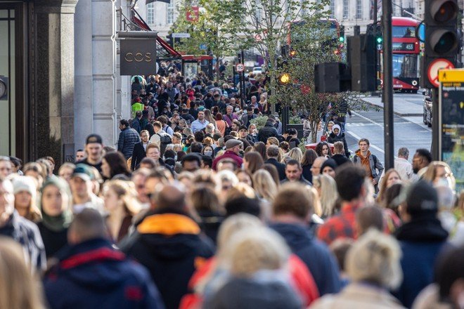 Британские учёные спрогнозировали резкий спад заражений COVID-19 зимой