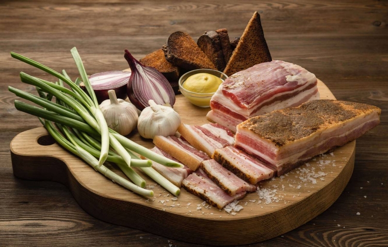 Госстат: в Украине рекордно сократилось производство сала и мяса