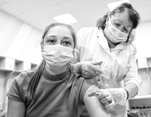 В России начали прививать от COVID по новым правилам