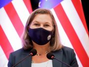 В Россию прилетает дама из чёрного списка и с печеньками