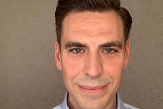 «Это приносит моей семье и друзьям боль»: Дюжев опроверг, что его выгнали с шоу Юдашкина