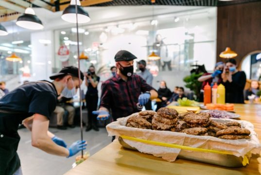 Онколог: Когда можно есть фастфуд и какие продукты провоцируют рак