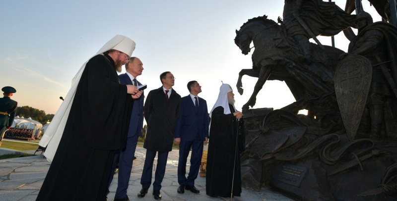 &laquo;Отлитые в бронзе вехи&raquo;: почему президент лично открывает памятники