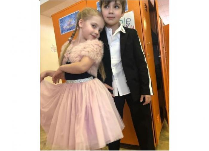 Разбушевавшиеся дети Пугачёвой встретили Орбакайте плясками в стиле Heavy Metal