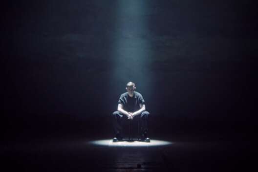 
            Самый личный за всю карьеру: Оксимирон выпустил 10-минутный клип        