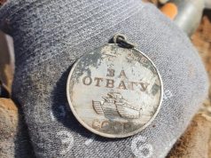 Санинструктор вернулась с войны в 45-м, а ее медаль 77 лет лежала в могиле