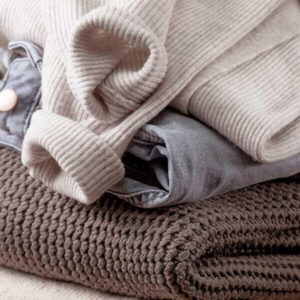 Одежда секонд-хенд: плюсы, минусы и актуальность