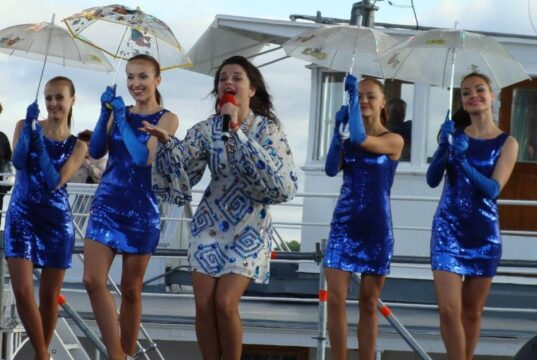 Полный мрак на сцене: Наташа Королёва спела хит в темноте, но за кулисами случился скандал