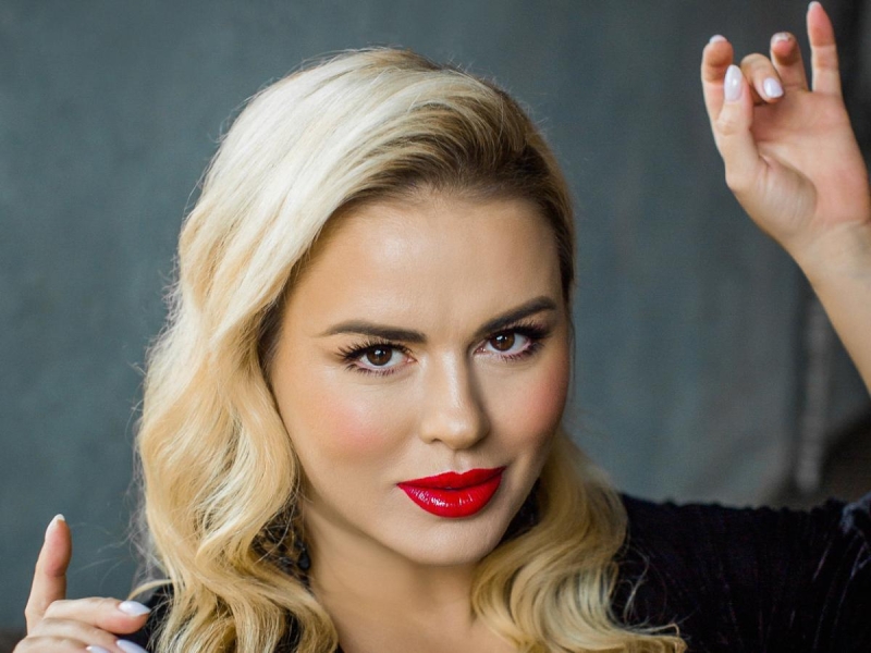 Новогоднее шоу с двойным дном: Анне Семенович предложили миллионы за образ, который не увидят дети